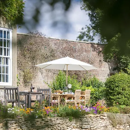 Upper Helmsley Hall Дом отдыха *